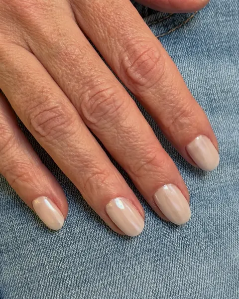 Unhas curtas em tom nude
