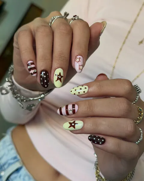 Nail art com estrelas, bolinhas e listras