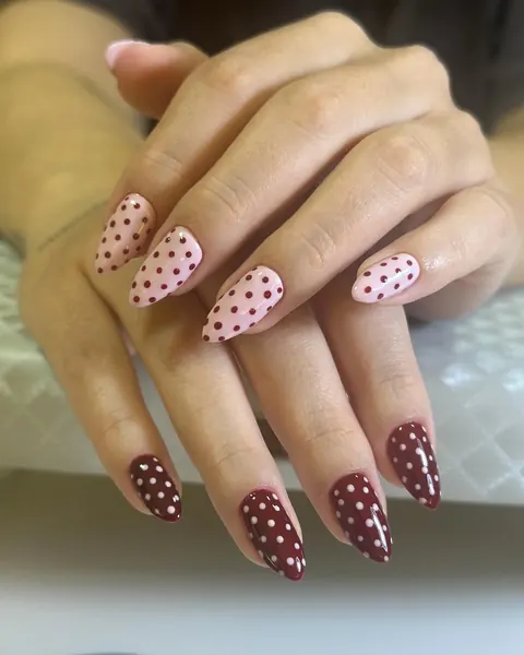 Unhas com bolinhas em rosa e vinho