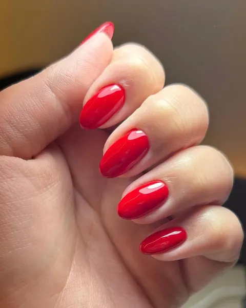 Unhas amendoadas em vermelho com brilho de gel