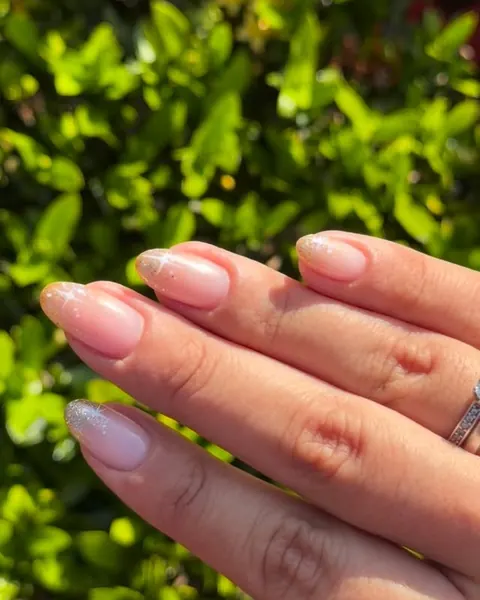 Unhas nude rosadas com acabamento natural