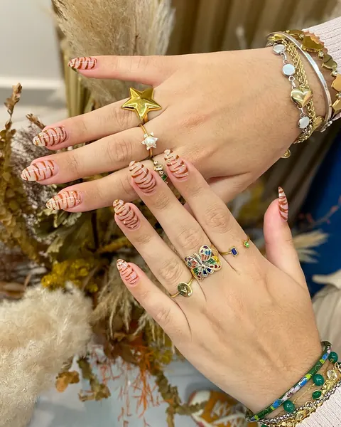 Nail art com listras em tom terroso